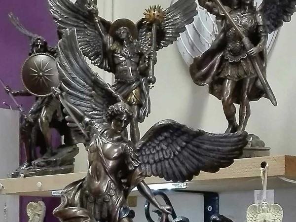 Vendita di statue e pendenti angeli